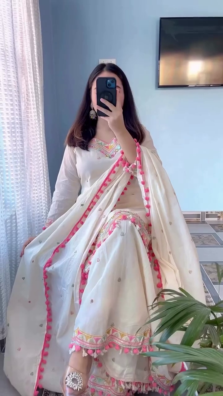 Graceful White Ethnic Suit with Pink Detailing – Simple Yet Stunning