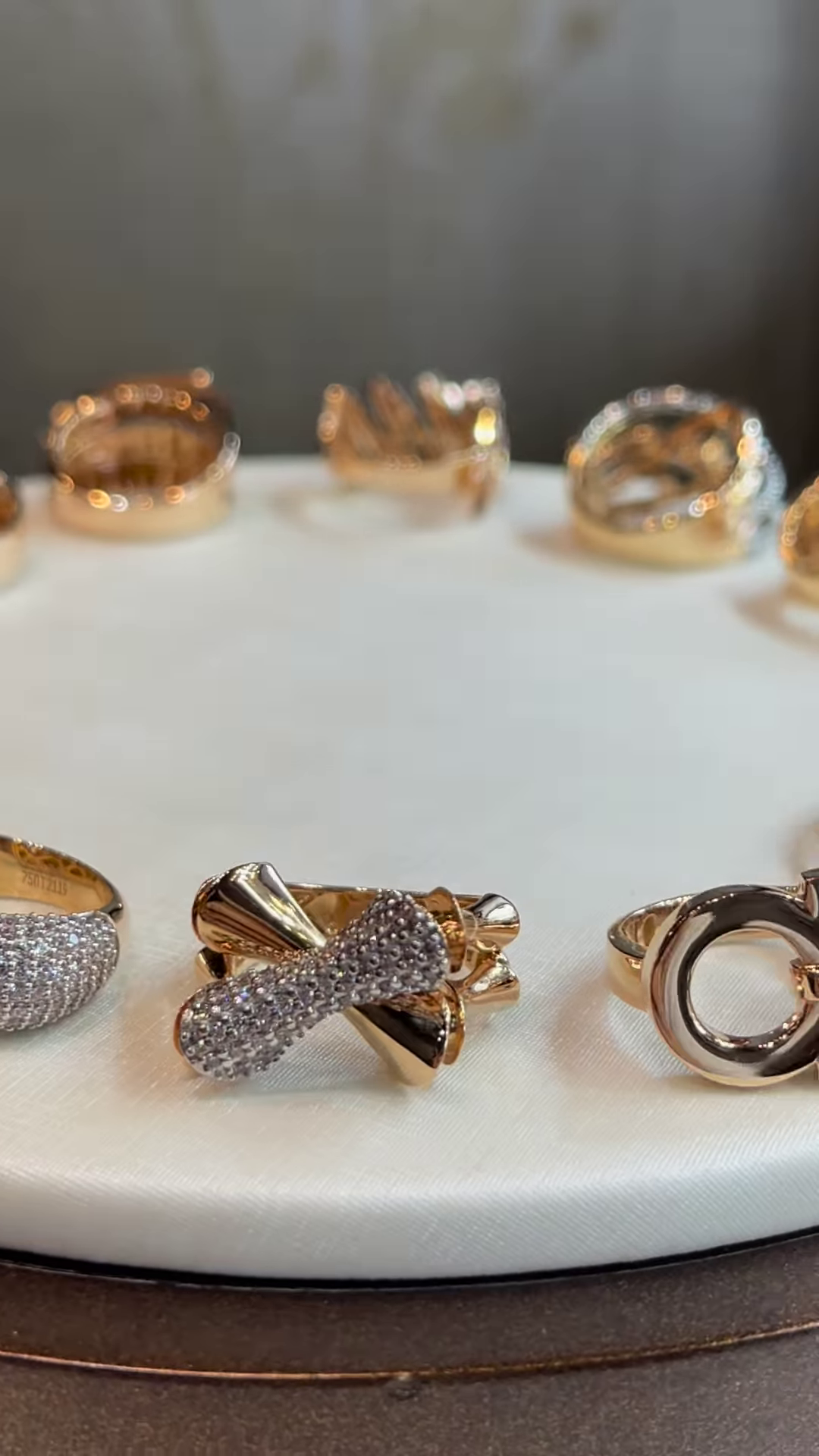 🌸 Radiant Floral Gold Ring
