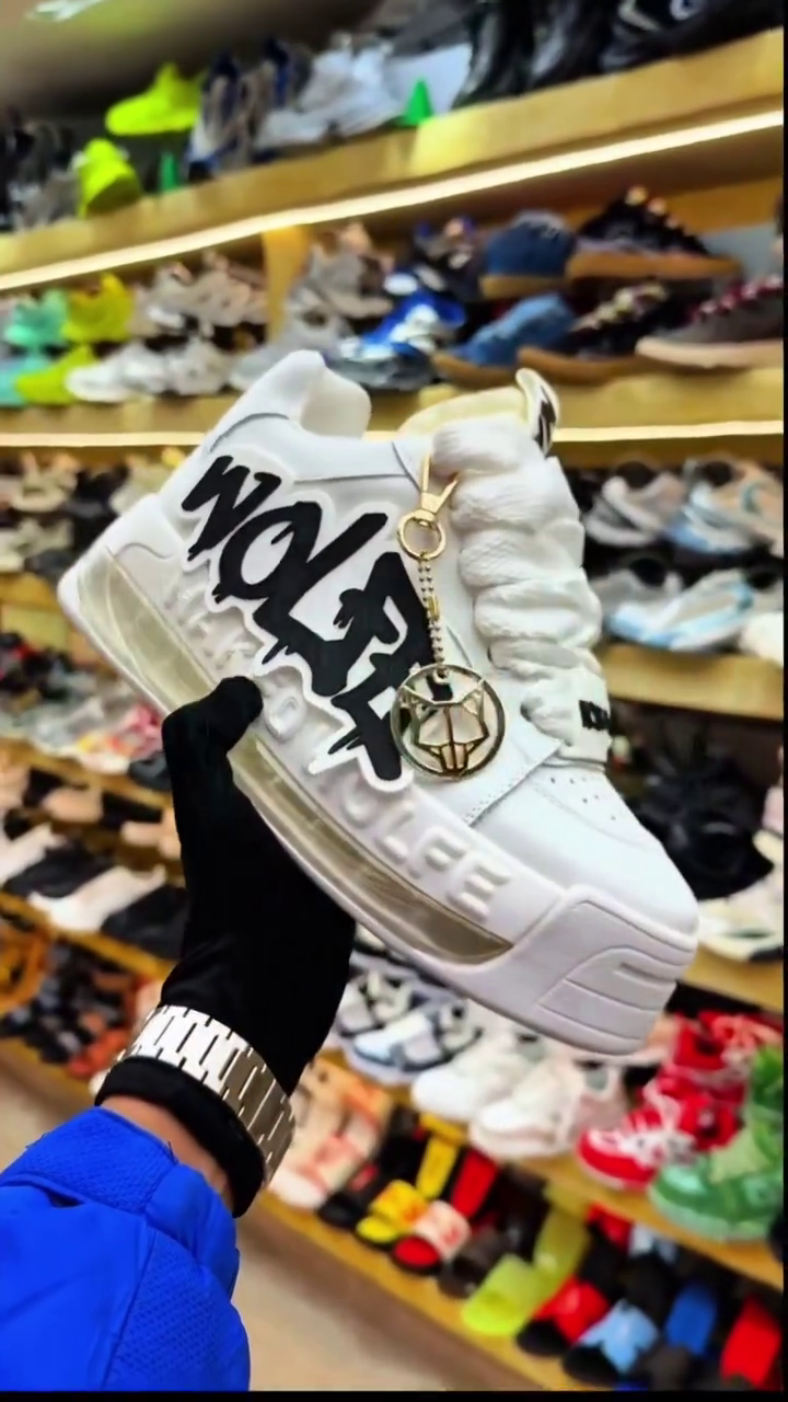 👟 Bold Streetwear Sneakers – Style That Stands Out
