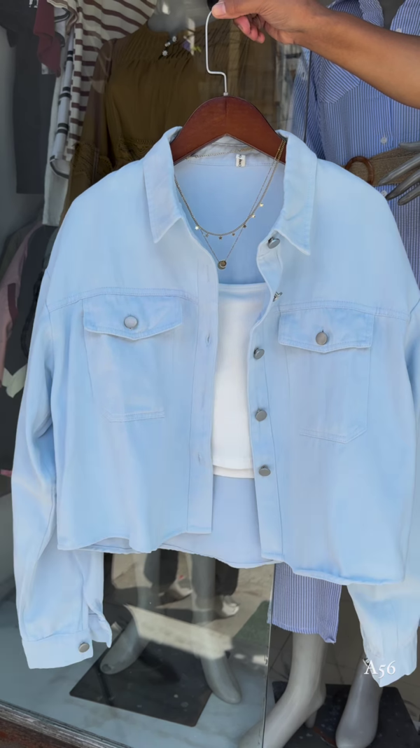 Trendy Cropped Denim Shirt – Casual Chic 💙