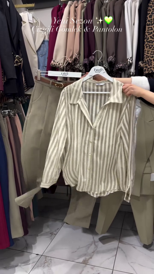 🤍 This striped shirt and neutral pants combo is a total win for the new season wardrobe – classic, clean, and endlessly versatile.