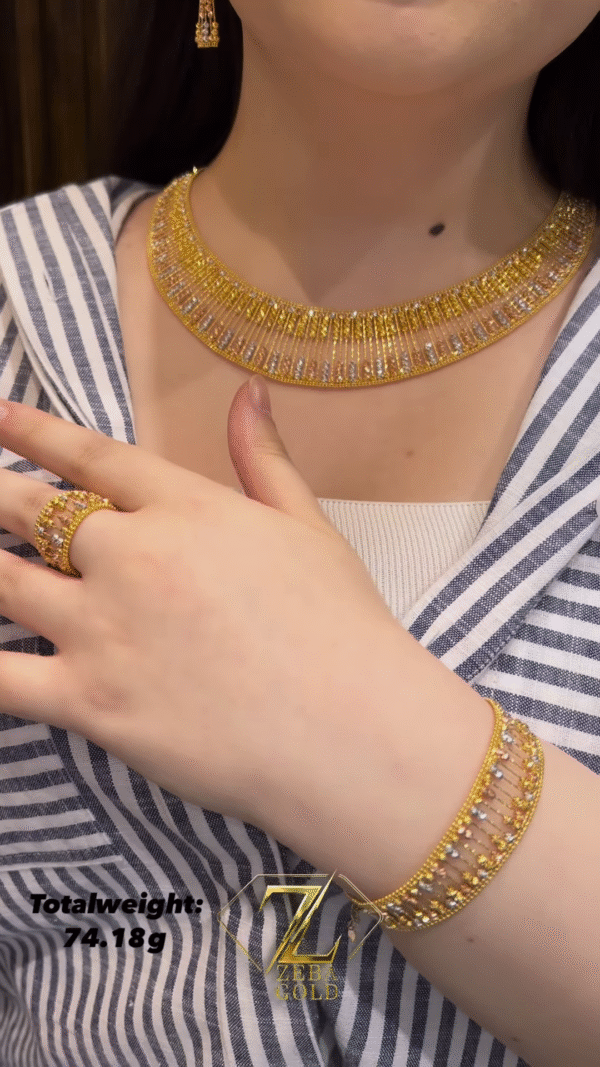 Elegant Gold Jewelry Set with Intricate Filigree Design - Image 2