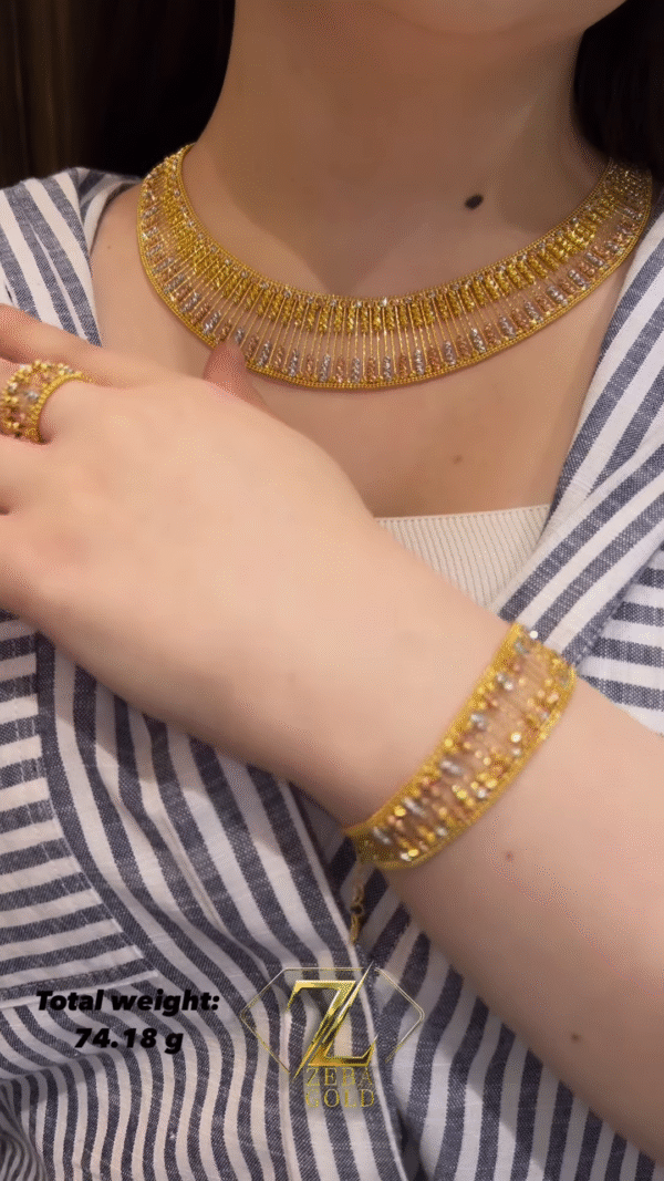 Elegant Gold Jewelry Set with Intricate Filigree Design