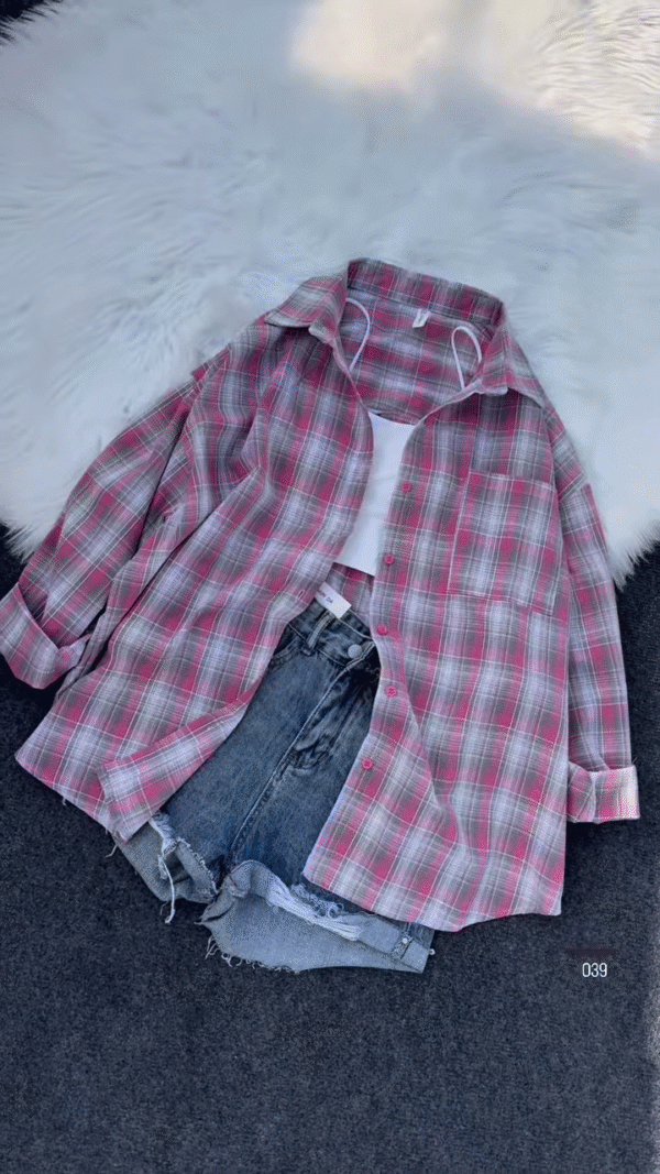 💙 Casual Cool Blue & White Plaid Oversized Shirt with Distressed Denim Shorts 👖 - Image 4