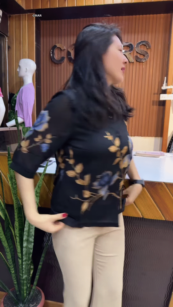🌸 Elegant Cream Floral Print Blouse & Light-Colored Pants Ensemble 🌷 - Image 3