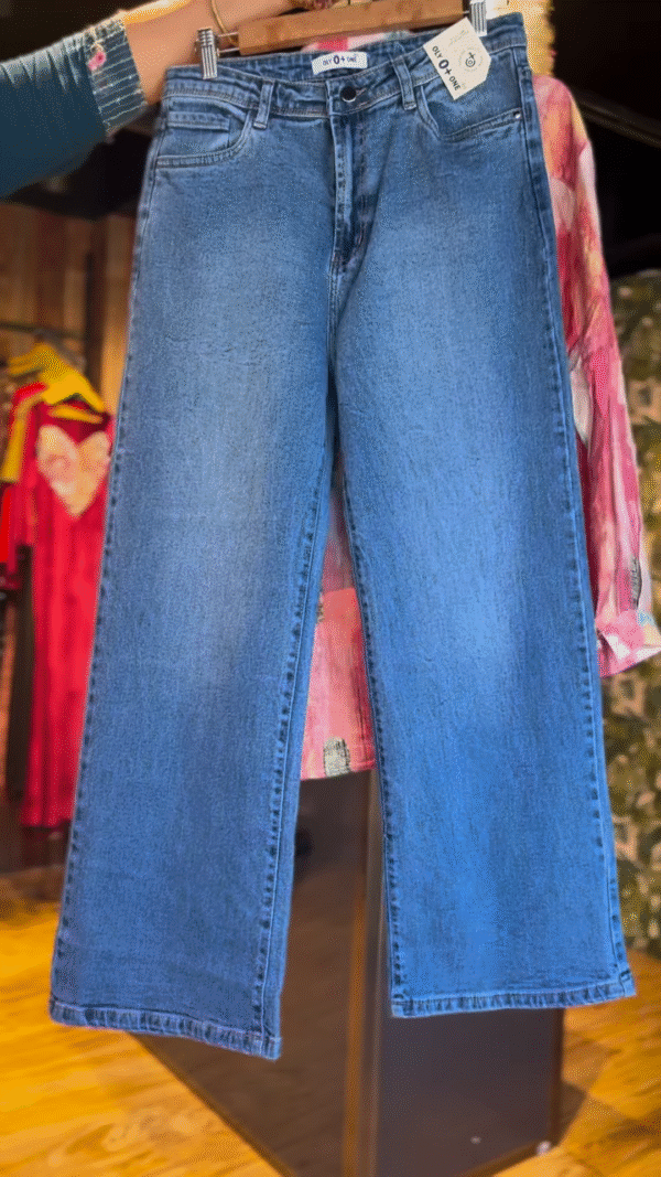 🎨 Artistic Abstract Print Oversized Shirt, Light Blue Top & Wide-Leg Jeans Ensemble 👖 - Image 2