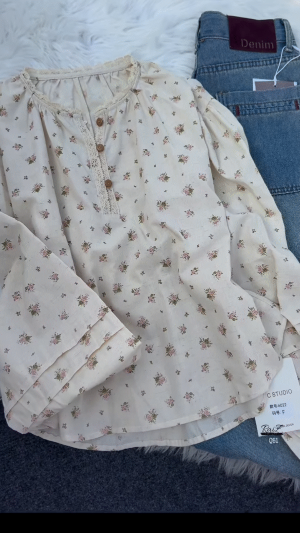 Vintage Floral Blouse with High-Waisted Wide-Leg Jeans - Image 3