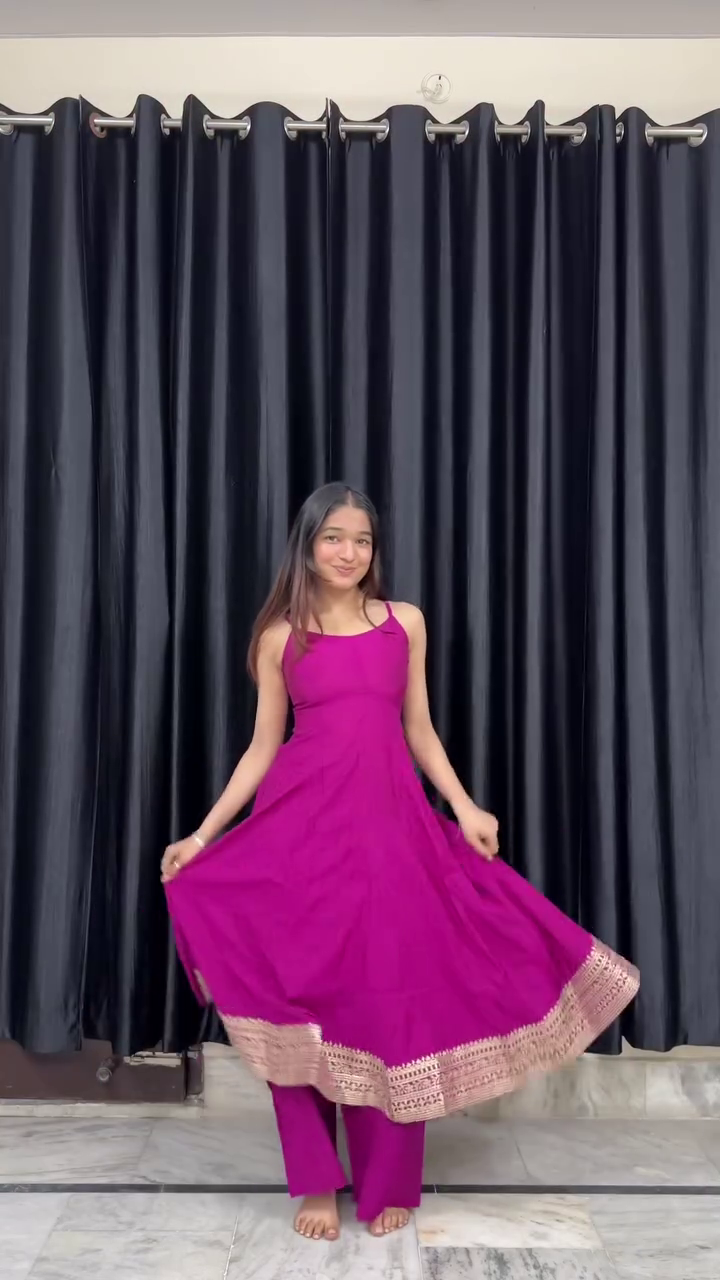 Bold Red Saree with Contemporary Back Design - Image 5