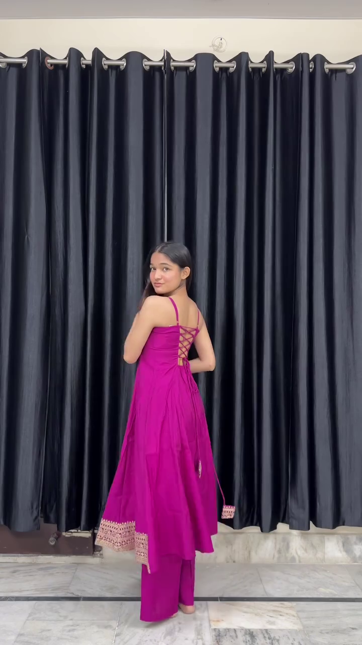 Bold Red Saree with Contemporary Back Design - Image 4